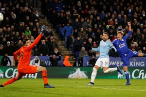 Hạ Leicester City trên loạt 'đấu súng', Man. City vào bán kết 