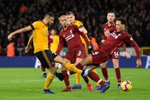 Thắng nhọc Wolverhampton, Liverpool duy trì ngôi đầu bảng