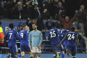 Thua sốc Leicester City, Man. City hụt hơi trước Liverpool