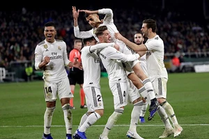 Barcelona thắng dễ, Real Madrid suýt ‘ôm hận’