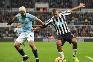 Man City thua ngược Newcastle, Liverpool mừng thầm