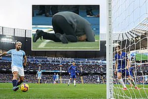 Guardiola ôm đầu, gục mặt thất vọng vì siêu sao lập hat-trick