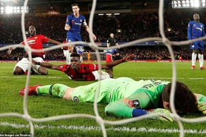 Ghi hai bàn bằng đầu, MU ‘đá bay’ Chelsea khỏi FA Cup