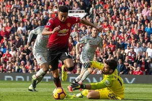 Liverpool giành lại ngôi đầu, MU bay khỏi top 4 Premier League
