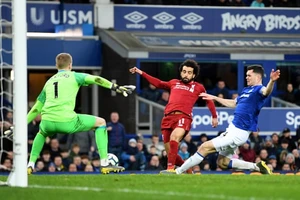 Salah kém duyên, Liverpool mất ngôi đầu Premier League