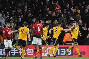 Smalling ‘đốt đền’, MU thua sốc trước Wolverhampton