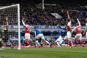 Arsenal thua đau, 'đua' Top 4 Premier League hấp dẫn khó lường