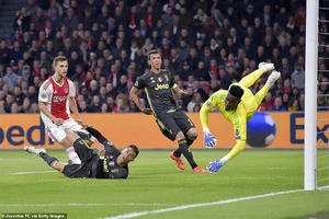 Ronaldo ghi bàn, Juventus vẫn bị Ajax 'cầm chân'