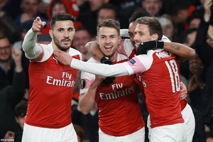 Arsenal 'xử gọn' Napoli trong hiệp một, Chelsea thắng chật vật
