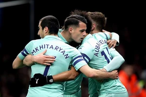 Thắng nhọc Watford, Arsenal chen chân vào Top 4 Premier League