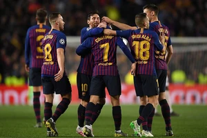Messi lập 'cú đúp', Barcelona tiễn MU rời Champions League