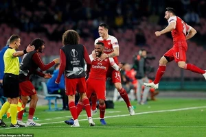 Siêu phẩm của Lacazette giúp Arsenal đả bại Napoli trên đất Ý