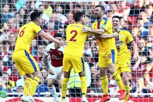 Arsenal thua sốc Crystal Palace ngay tại Emirates
