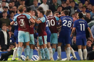 Bị Burnley 'níu chân', Chelsea bỏ lỡ cơ hội vàng