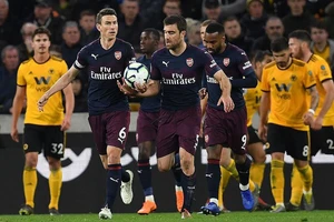 Tiếp tục thua sốc, Arsenal 'hụt hơi' đua Top 4 Premier League