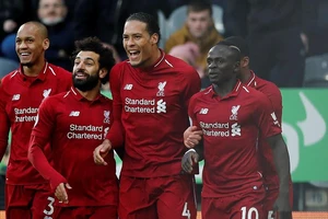 Liverpool níu hi vọng vô địch nhờ bàn thắng phút cuối