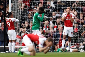 Theo chân MU, Arsenal cũng 'buông' Top 4 Premier League