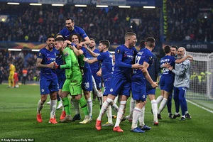 Chelsea vào chung kết Europa League sau loạt 'đấu súng'
