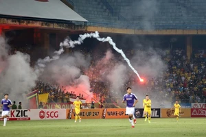 Kinh hoàng pháo sáng bắn như tên lửa trên sân Hàng Đẫy