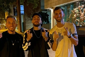 Barcelona giận dữ vì Melo chụp ảnh chung với… Neymar