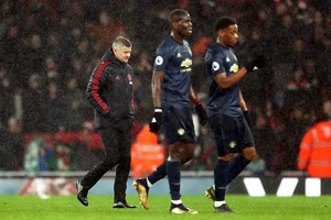 Sao MU muốn mức lương cao hơn Ronaldo mới ở lại