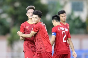 Đức Chinh lập hat-trick, Việt Nam 'chơi tennis' trước Brunei