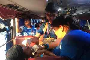 Xe chở đoàn Việt Nam, Lào đến dự khai mạc SEA Games 30 gặp nạn