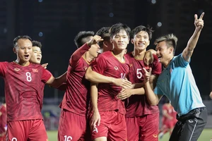 Hoàng Đức lập siêu phẩm, U-22 Việt Nam ngược dòng hạ Indonesia