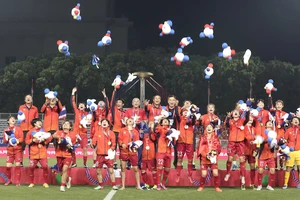 Chùm ảnh tuyển nữ Việt Nam giành HCV SEA Games đầy cảm xúc
