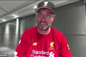 HLV Jurgen Klopp rơi nước mắt trong ngày Liverpool vô địch