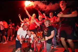 Bất chấp dịch COVID-19, fan Liverpool vẫn đổ ra đường ăn mừng