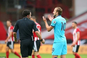 Lạ lùng Harry Kane lập hat-trick... lỗi trong một trận đấu