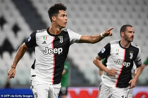 Ronaldo lập ‘cú đúp’ 11m giải cứu Juventus