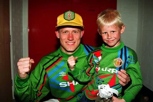 MU gây sốc khi nhắm Schmeichel thay De Gea