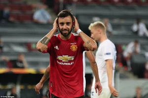 Bị từ chối hai bàn thắng, MU vất vả vào bán kết Europa League