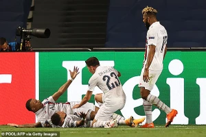Tái hiện màn ngược dòng ngoạn mục của MU, PSG vào bán kết C1