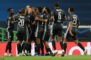 Siêu dự bị ghi 2 bàn, Lyon loại Man City khỏi Champions League