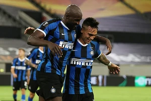 2 ‘cú đúp’, 1 ‘bàn tay nhỏ’, Inter vào chung kết Europa League