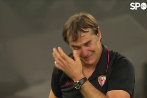Vô địch Europa League, HLV Sevilla bật khóc vì nỗi đau Madrid