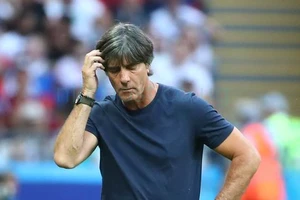 HLV Joachim Low nổi đóa vì tuyển Đức cứ dẫn trước là bị gỡ hòa