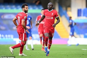 VAR 'đổi vàng thay đỏ', Chelsea thua Liverpool đau đớn