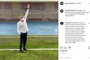 Hành động lạ trước khung thành của Mourinho ở Europa League