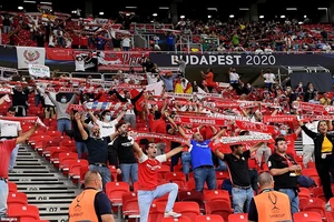 Gần 20.000 CĐV bất chấp cảnh báo vào sân xem siêu cúp châu Âu