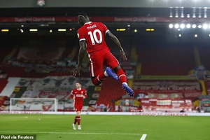 Robertson lập công chuộc tội, Liverpool ngược dòng hạ Arsenal