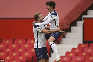 Hàng thủ MU ‘tấu hài’, Kane và Son ‘nhảy múa phá nát bầy quỷ’