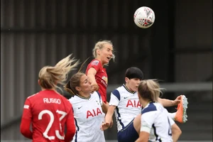 Hạ Tottenham, MU lần đầu lên ngôi đầu bảng bóng đá Anh