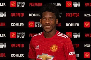 MU bất ngờ công bố thêm một tân binh giờ chót