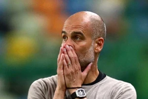 Man City hết hồn vì máy bay gặp sự cố phanh giữa không trung