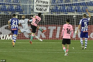 Koeman chê Messi và hàng công Barcelona quá tệ