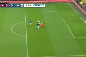 VAR đứng hình giúp Chelsea và Mendy, CĐV chỉ trích dữ dội